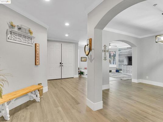 Interior, Recessed Lighting, Wood Texture Flooring