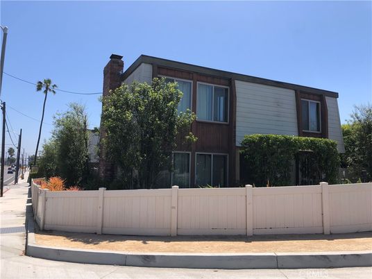 Exterior, Facade, Modern