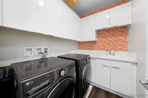 Interior, Washer, Wood Texture Flooring