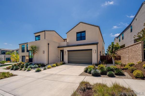 Attached, Exterior, Facade, Modern