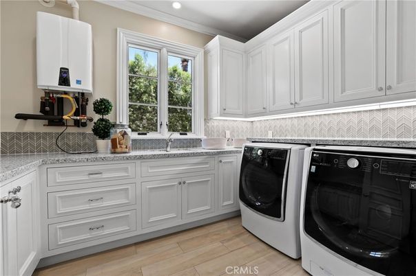 Interior, Recessed Lighting, Washer, Wood Texture Flooring