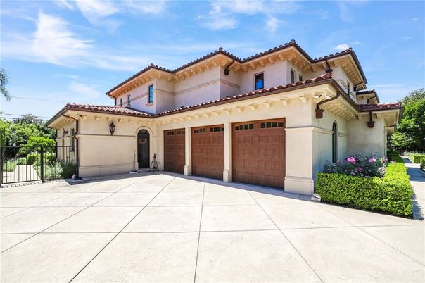 Attached, Exterior, Facade, Mediterranean
