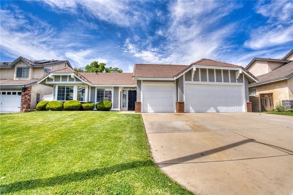 Attached, Exterior, Facade, Ranch