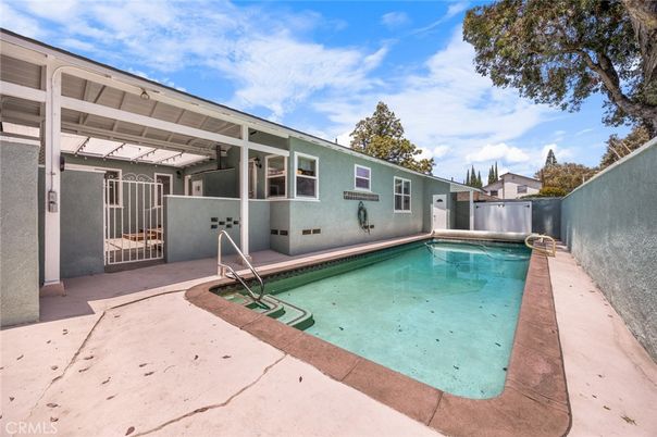 Exterior, Pool