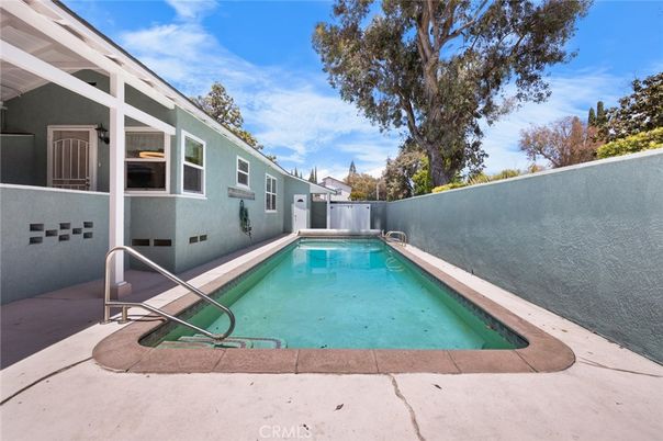 Exterior, Pool