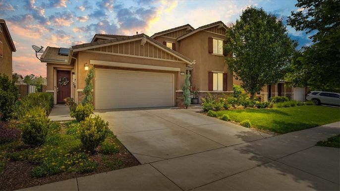 Attached, Exterior, Facade, American Craftsman