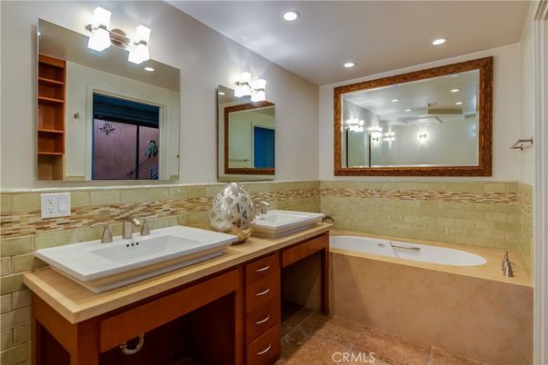 Bathroom, Dual Sink Vanities, Interior, Recessed Lighting