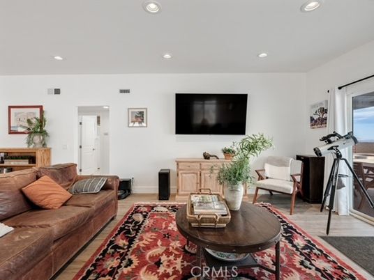 Fitness Equipment, Interior, Living room, Recessed Lighting, Wood Texture Flooring