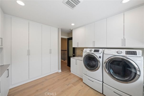 Interior, Recessed Lighting, Washer, Wood Texture Flooring