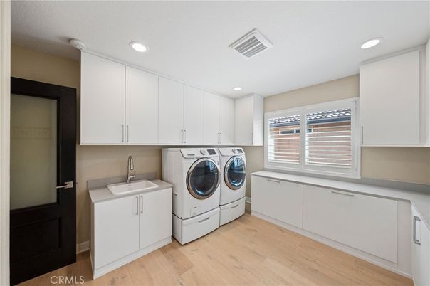 Interior, Recessed Lighting, Washer, Wood Texture Flooring