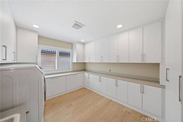 Interior, Recessed Lighting, Washer, Wood Texture Flooring