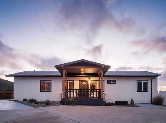 Exterior, Facade, Ranch
