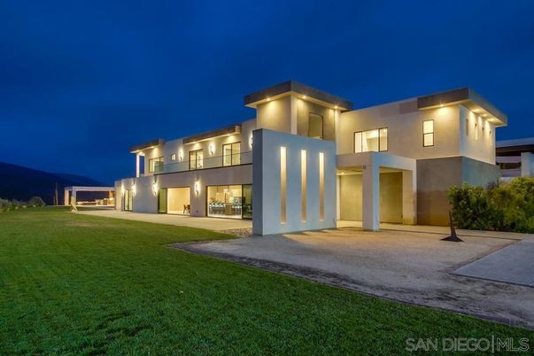 Backyard, Exterior, Facade, Modern