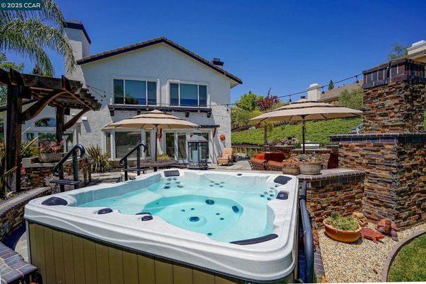 Exterior, Hot Tub