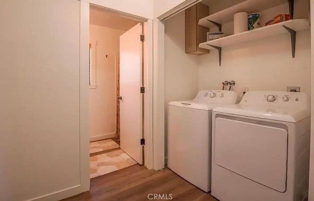 Interior, Utility Closets, Washer, Wood Texture Flooring