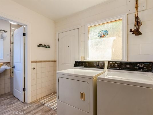 Interior, Utility Closets, Washer, Wood Texture Flooring