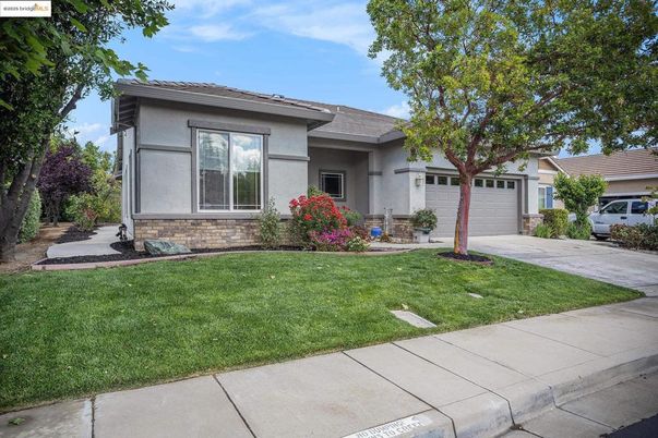 Attached, Exterior, Facade, Ranch