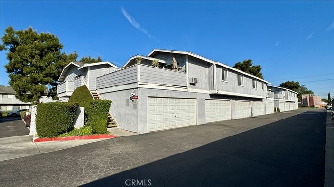 Attached, Exterior, Facade, Modern