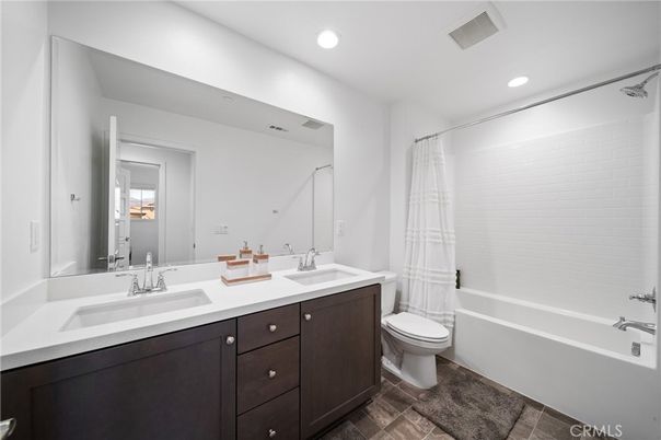Bathroom, Dual Sink Vanities, Interior, Recessed Lighting
