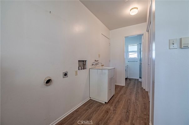 Interior, Washer, Wood Texture Flooring