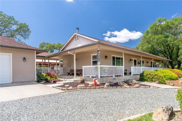Exterior, Facade, Ranch