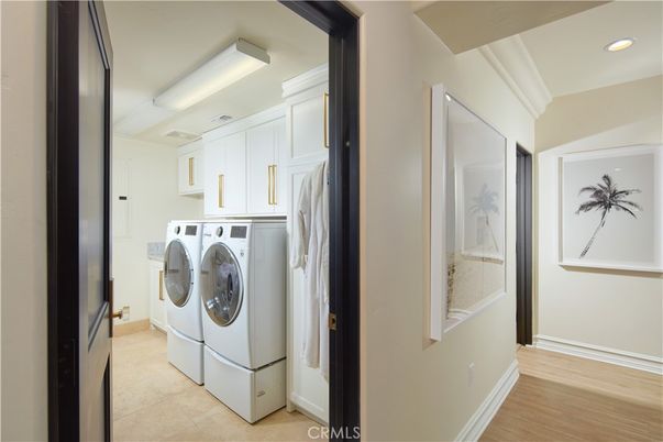 Interior, Recessed Lighting, Washer, Wood Texture Flooring