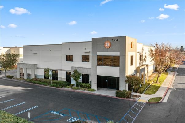 Exterior, Facade, Modern