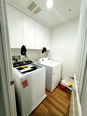 Interior, Recessed Lighting, Washer, Wood Texture Flooring