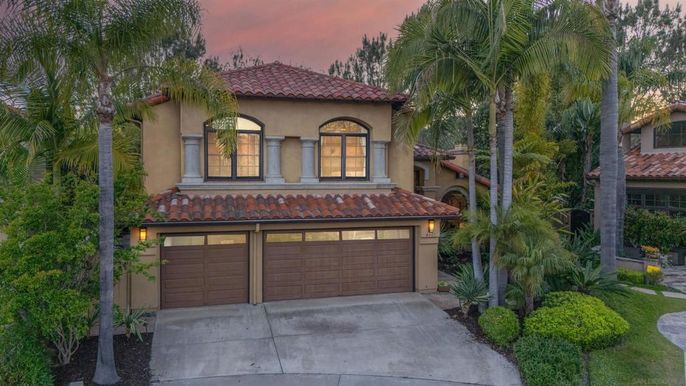 Attached, Exterior, Facade, Mediterranean