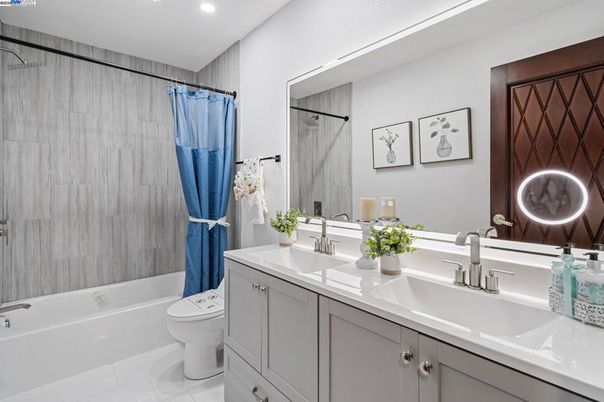 Bathroom, Dual Sink Vanities, Interior, Recessed Lighting