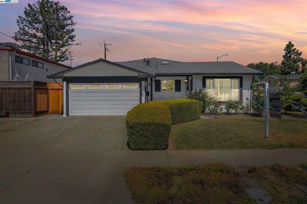 Attached, Exterior, Facade, Ranch