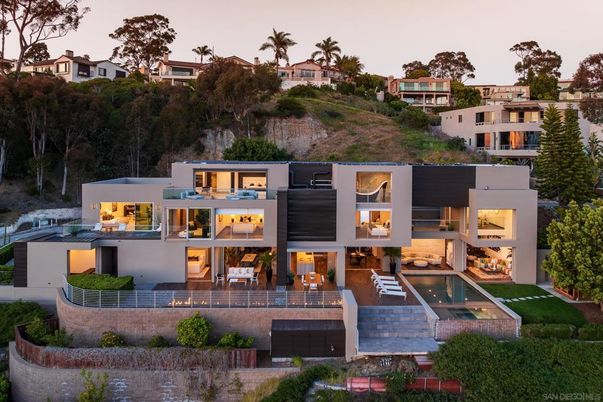Exterior, Facade, Pool, Modern