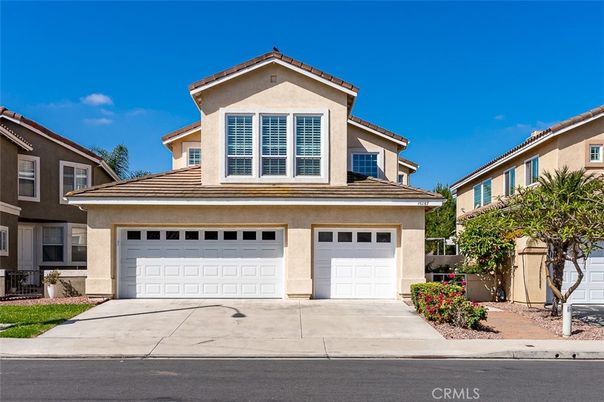 Attached, Exterior, Facade, Mediterranean