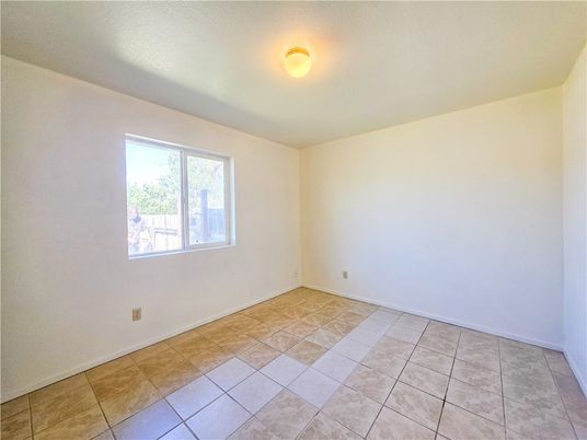 Empty room, Interior