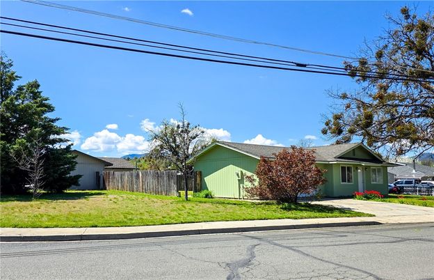 Exterior, Facade, Ranch
