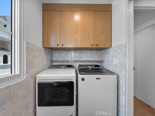 Interior, Washer, Wood Texture Flooring