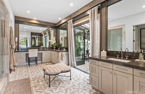Bathroom, Dual Sink Vanities, Interior, Recessed Lighting