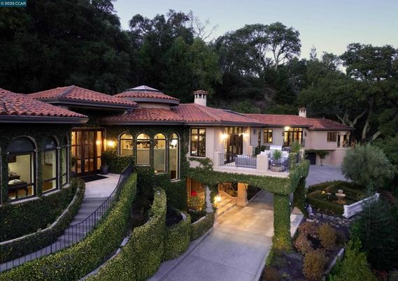 Exterior, Facade, Mediterranean