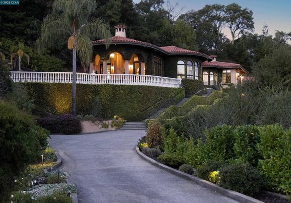 Exterior, Facade, Mediterranean