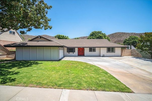 Exterior, Facade, Ranch