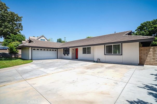 Attached, Exterior, Facade, Ranch