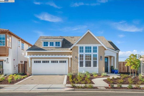 Attached, Exterior, Facade, American Craftsman