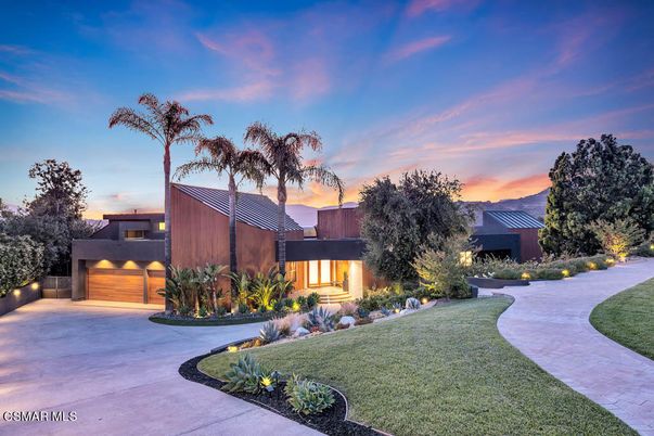 Attached, Backyard, Exterior, Facade, Modern