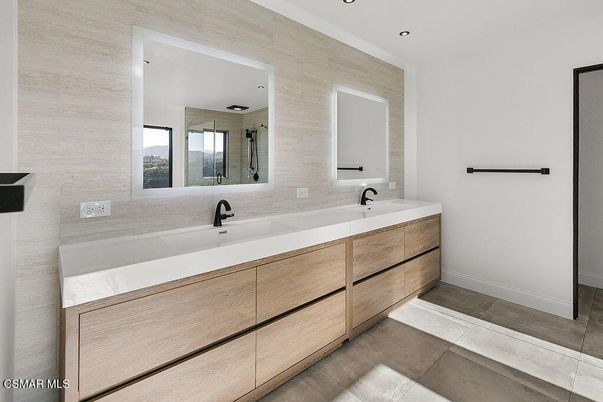 Bathroom, Dual Sink Vanities, Interior, Recessed Lighting