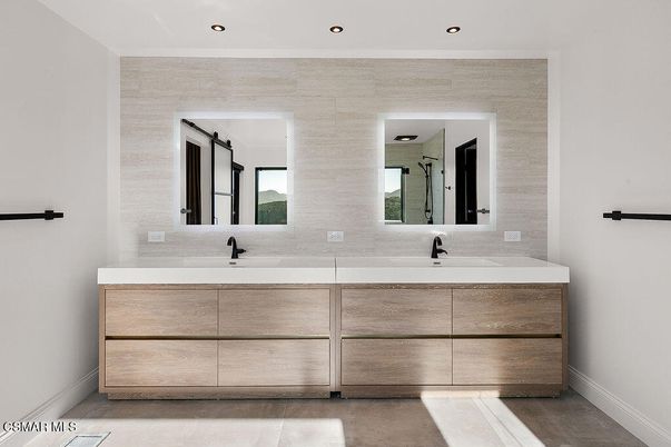 Bathroom, Dual Sink Vanities, Interior, Recessed Lighting