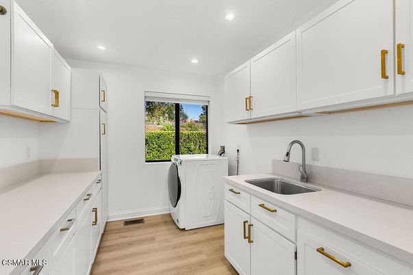 Interior, Recessed Lighting, Washer, Wood Texture Flooring