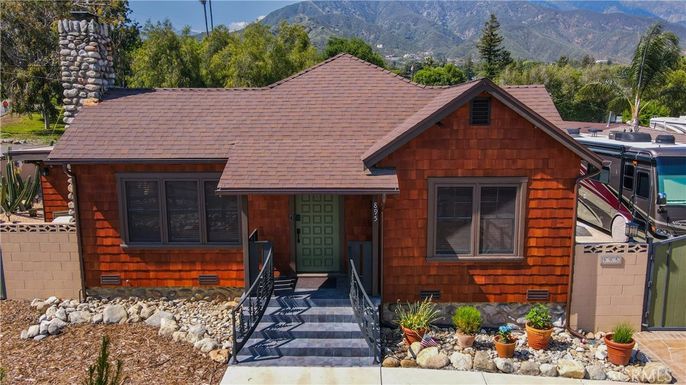 Exterior, Facade, Log Home