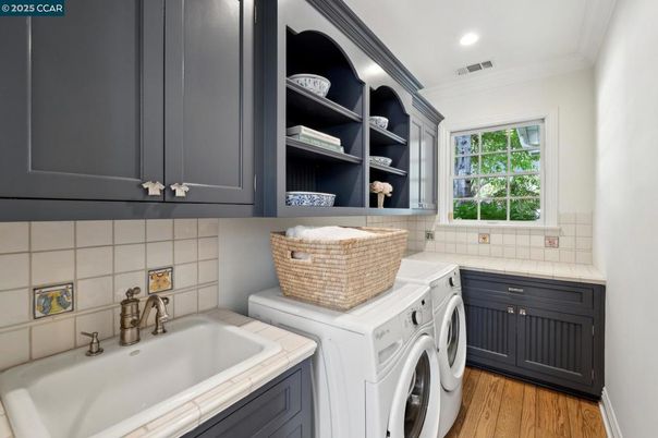 Interior, Recessed Lighting, Washer, Wood Texture Flooring