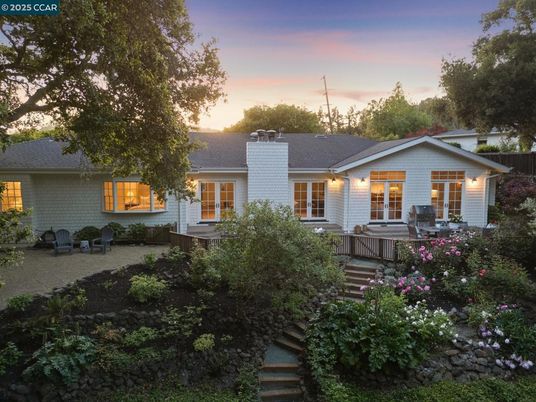 Backyard, Exterior, Facade, Ranch