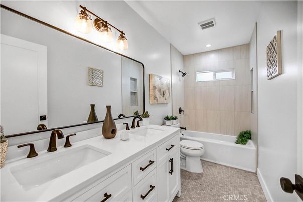 Bathroom, Dual Sink Vanities, Interior, Recessed Lighting